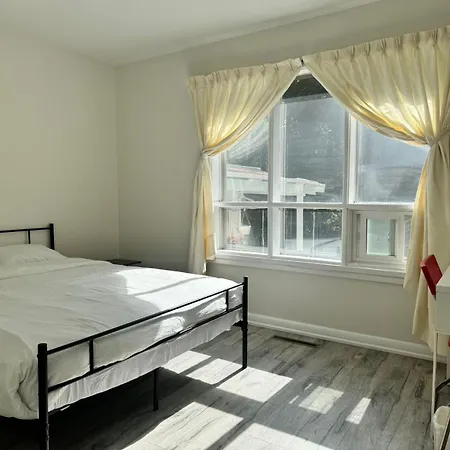 Queen Comfort Close To Finch Station & Shopping